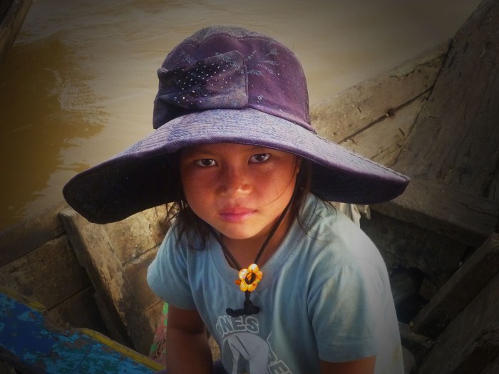 Μικρό κορίτσι σε βάρκα. Καμπότζη 2011