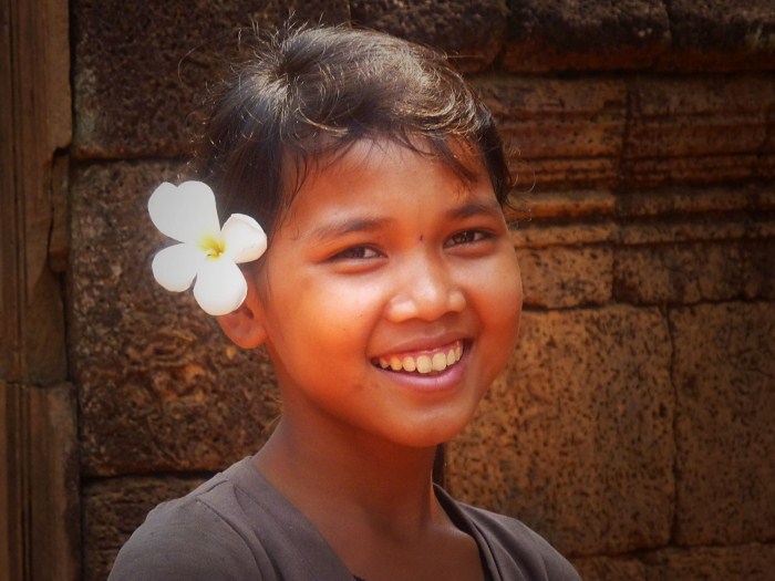 Κοπέλα στο ναό Μπαντει Σρει, Άνγκορ Βατ, Καμπότζη